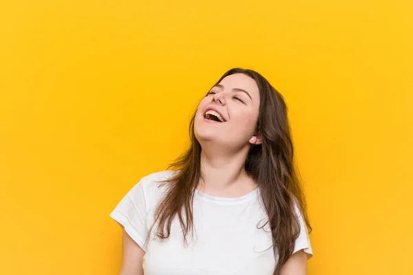 Jeune Femme Courbée Taille Détendue Heureuse Riant Cou Tendu Montrant — Photo