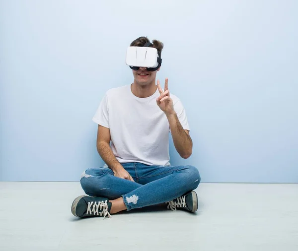 Adolescente Caucásico Hombre Usando Virtual Realidad Gafas Sentado Suelo —  Fotos de Stock