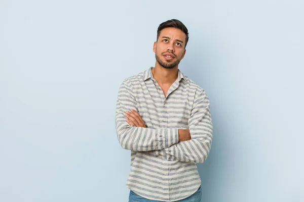 Joven Hombre Filipino Guapo Cansado Una Tarea Repetitiva — Foto de Stock