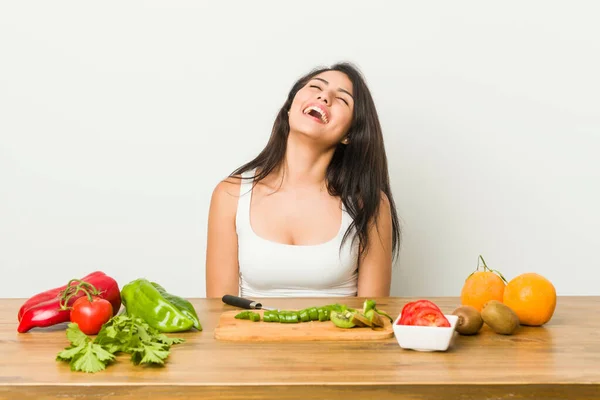 Junge Kurvige Frau Bereitet Eine Gesunde Mahlzeit Entspannt Und Glücklich — Stockfoto
