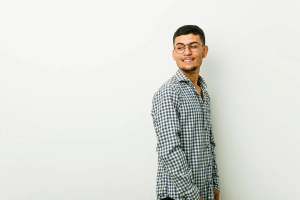 Junger Hispanischer Mann Schaut Lächelnd Zur Seite Fröhlich Und Angenehm — Stockfoto