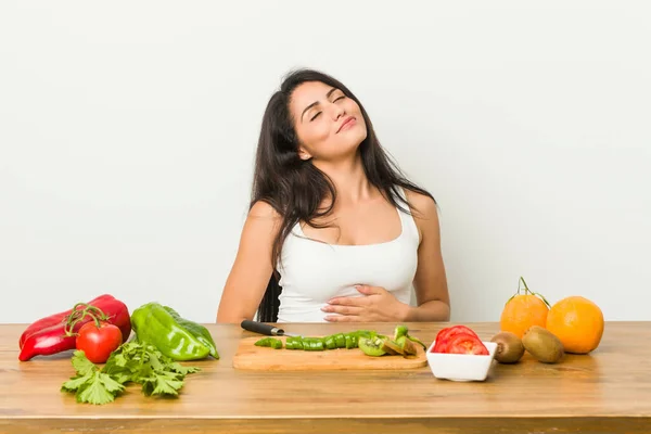 Junge Kurvige Frau Bereitet Eine Gesunde Mahlzeit Berührt Bauch Lächelt — Stockfoto