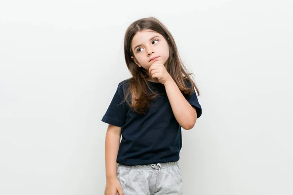 Bonito Menina Caucasiana Olhando Para Lados Com Expressão Duvidosa Cética — Fotografia de Stock