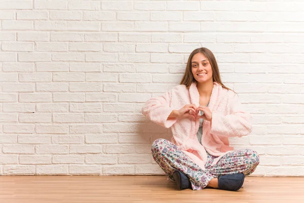 Jeune Femme Pyjama Faisant Une Forme Coeur Avec Les Mains — Photo