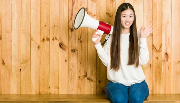 Junge Asiatische Frau Hält Ein Megafon Fröhlich Und Zuversichtlich Zeigt — Stockfoto