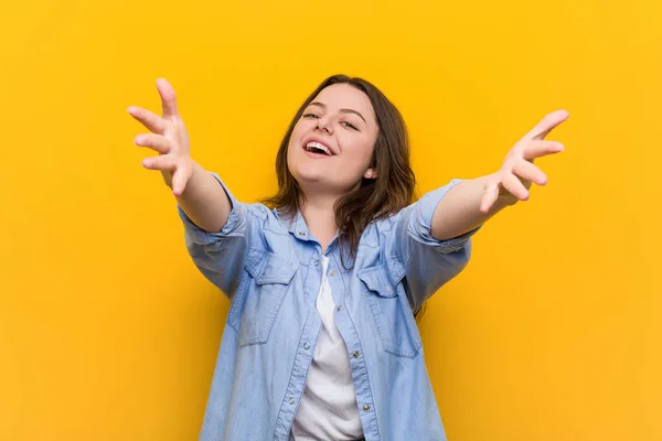 Jovem Curvilínea Size Mulher Sente Confiante Dando Abraço Câmera — Fotografia de Stock