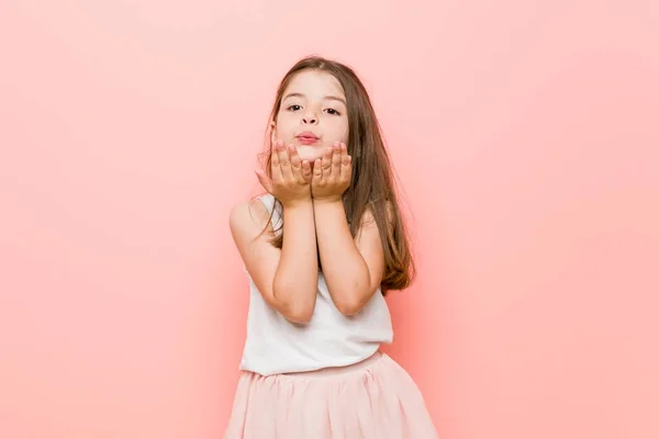 Petite Fille Portant Une Princesse Regarder Lèvres Pliantes Tenant Des — Photo