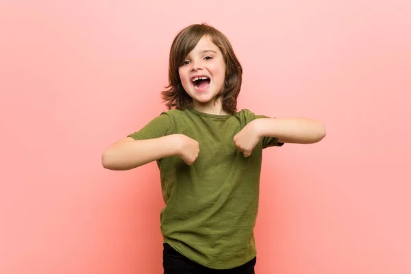 Μικρό Αγόρι Έκπληκτος Δείχνοντας Δάχτυλο Χαμογελώντας Ευρέως — Φωτογραφία Αρχείου
