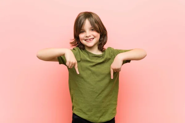 Menino Aponta Para Baixo Com Dedos Sentimento Positivo — Fotografia de Stock