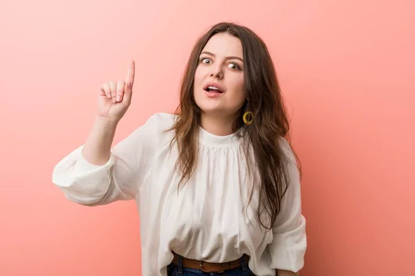 Jovem Branca Curvilínea Mulher Contra Fundo Rosa — Fotografia de Stock