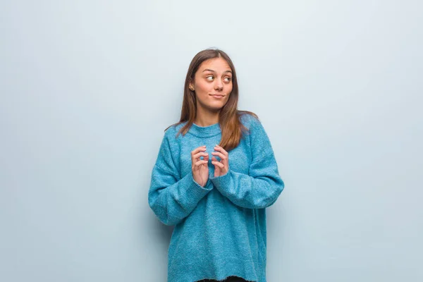 Jovem Mulher Bonita Vestindo Uma Camisola Azul Concebendo Plano — Fotografia de Stock