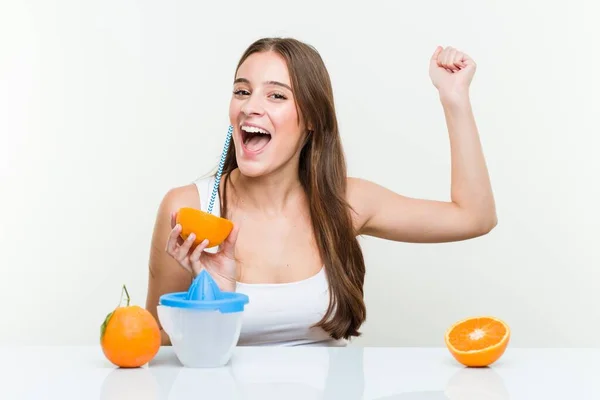 Junge Kaukasierin Die Eine Orange Mit Einem Strohhalm Trinkt Konzept — Stockfoto