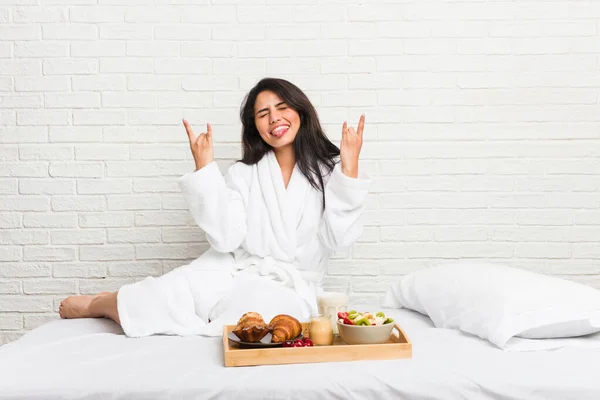 Jonge Bochtige Vrouw Het Nemen Van Een Ontbijt Het Bed — Stockfoto