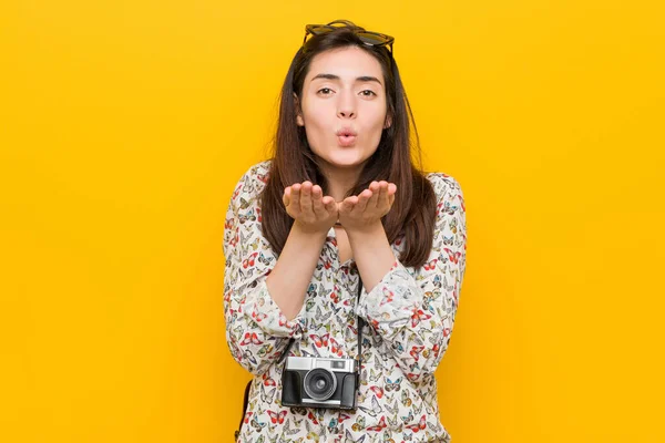 Genç Esmer Gezgin Kadın Dudaklarını Katlıyor Hava Öpücüğü Vermek Için — Stok fotoğraf