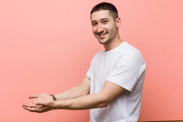 Joven Hombre Casual Sosteniendo Espacio Copia Una Palma — Foto de Stock