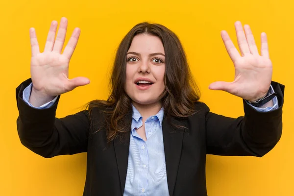 Jovem Size Mulher Negócios Caucasiana Mostrando Número Dez Com Mãos — Fotografia de Stock
