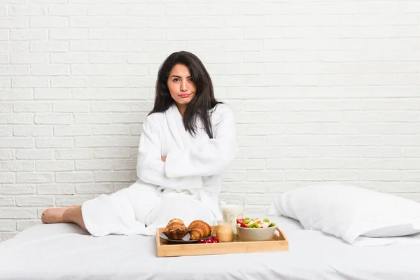 Mladý Curvy Žena Taking Breakfast Bed Unhappy Looking Camera Sarcastic — Stock fotografie