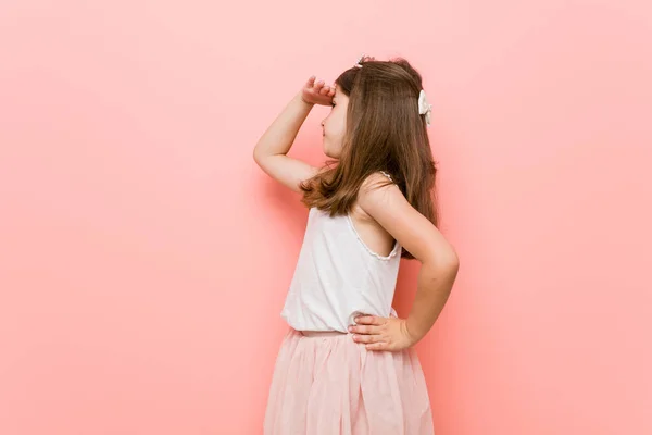 Menina Vestindo Olhar Princesa Olhando Para Longe Mantendo Mão Testa — Fotografia de Stock