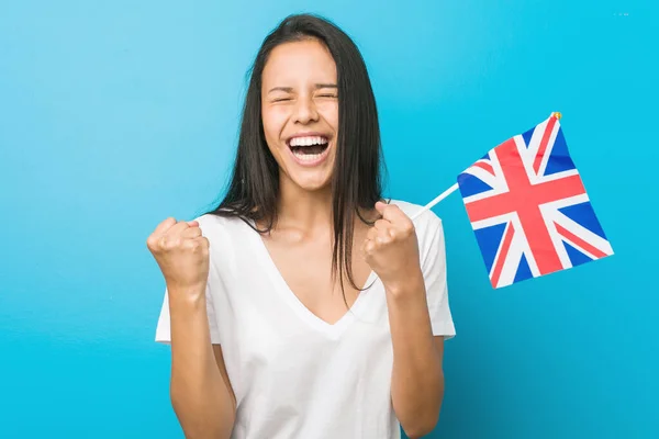 Jovem Hispânica Segurando Uma Bandeira Reino Unido Aplaudindo Despreocupado Animado — Fotografia de Stock