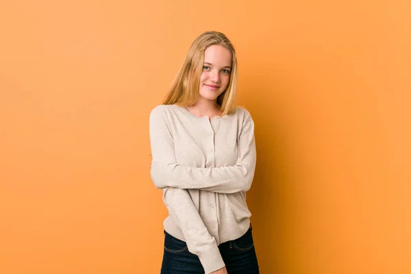 Lindo Caucásico Adolescente Posando Pie Sobre Naranja Fondo — Foto de Stock