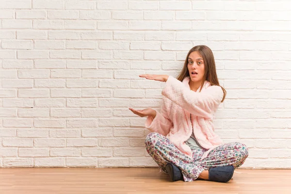 Jonge Vrouw Draagt Pyjama Bedrijf Iets Zeer Verrast Geschokt — Stockfoto