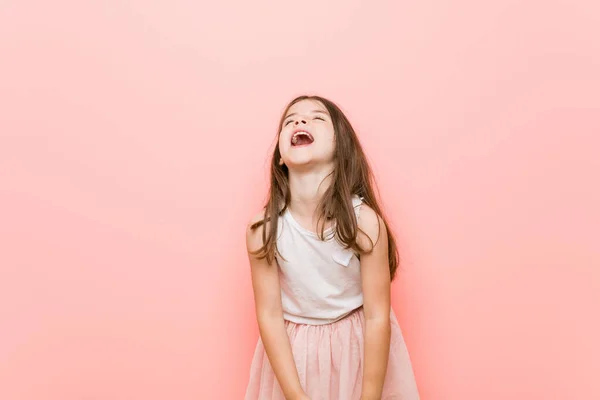 Menina Vestindo Uma Princesa Olhar Relaxado Feliz Rindo Pescoço Esticado — Fotografia de Stock