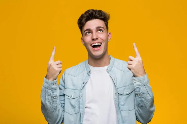 Jovem Estudante Bonito Vestindo Uma Camisa Jeans Indica Com Ambos — Fotografia de Stock