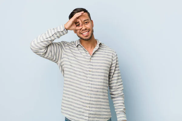Junge Hübsche Philippinische Mann Aufgeregt Halten Geste Auf Auge — Stockfoto