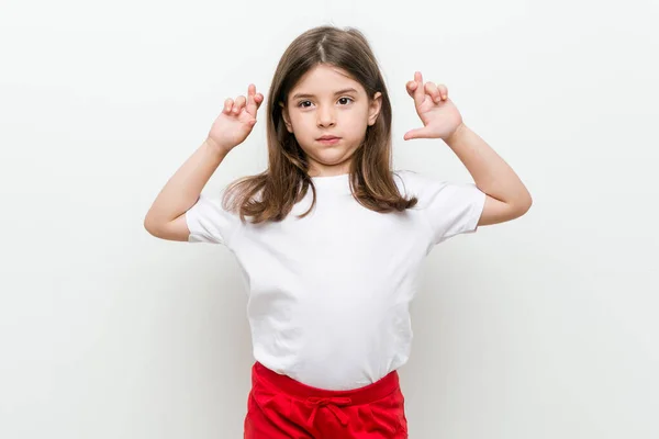 Menina Caucasiana Cruzando Dedos Para Ter Sorte — Fotografia de Stock