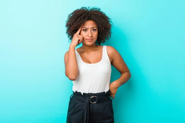 Jonge Afro Amerikaanse Vrouw Wijst Tempel Met Vinger Denken Gericht — Stockfoto