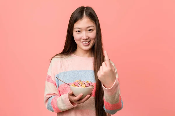시리얼 그릇을 당신을 손가락으로 가리키는 아시아 여자가 가까이 오라고 초대하는 — 스톡 사진