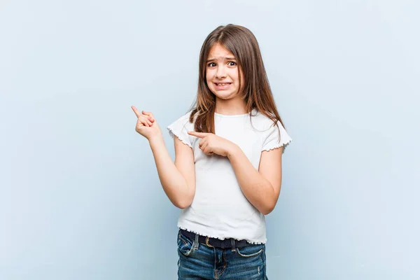 Linda Chica Sorprendida Señalando Con Los Dedos Índice Espacio Copia — Foto de Stock