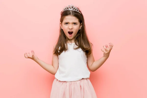Malá Dívka Sobě Princezna Pohled Křičí Vzteky — Stock fotografie