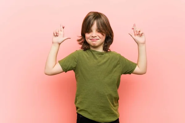 Μικρό Αγόρι Σταυρώνει Δάχτυλα Για Την Τύχη — Φωτογραφία Αρχείου
