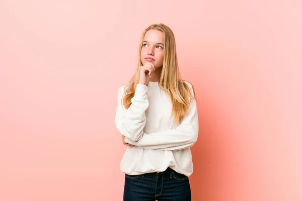 Joven Rubia Adolescente Mujer Mirando Lado Con Expresión Dudosa Escéptica —  Fotos de Stock