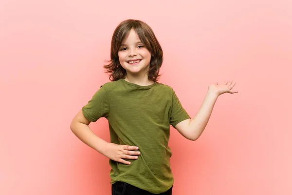 Malý Chlapec Ukazuje Kopírovací Prostor Dlani Drží Další Ruku Pase — Stock fotografie
