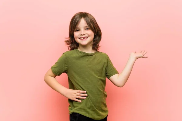 Kleine Jongen Toont Een Kopieerruimte Een Handpalm Houdt Een Andere — Stockfoto