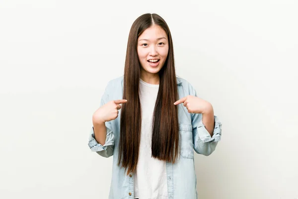 Joven Asiática Mujer Sorprendida Apuntando Mismo Sonriendo Ampliamente —  Fotos de Stock