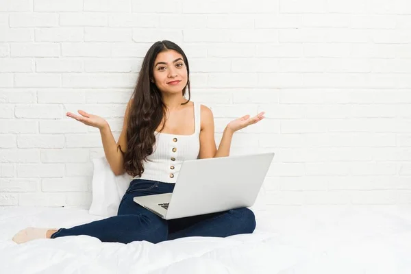 Jonge Arabische Vrouw Werken Met Haar Laptop Het Bed Twijfelen — Stockfoto