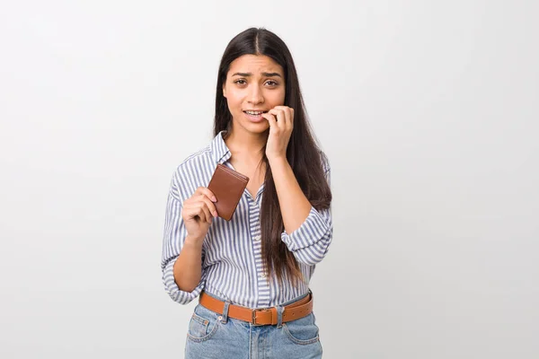 爪を噛む財布を持っている若いアラブの女性 神経と非常に不安 — ストック写真