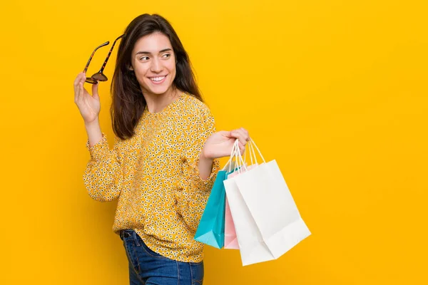 Unga Kaukasiska Kvinna Går Till Shopping — Stockfoto