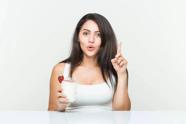 Junge Hispanische Frau Hält Einen Smoothie Junge Hispanische Frau Hält — Stockfoto