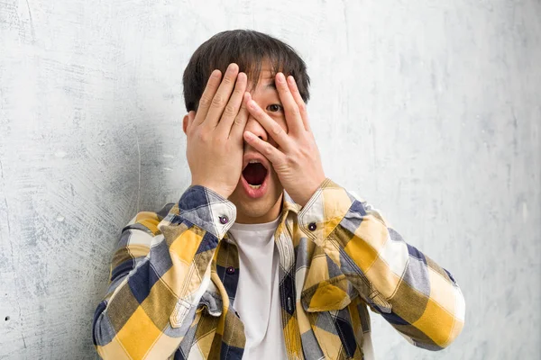 Ung Kinesisk Man Ansikte Närbild Känns Orolig Och Rädd — Stockfoto