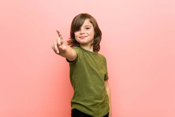 Menino Mostrando Número Com Dedo — Fotografia de Stock