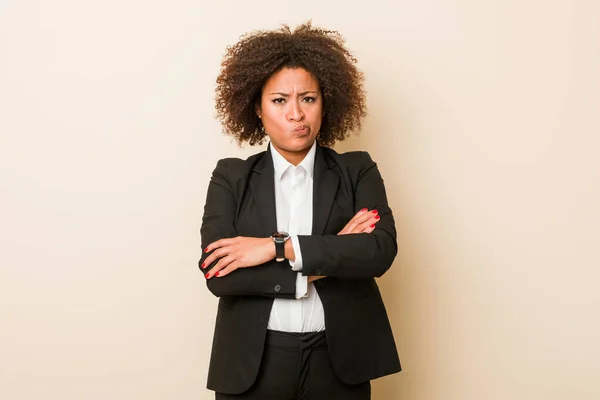 Mujer Afroamericana Negocios Jóvenes Frunciendo Ceño Con Desagrado Mantiene Los — Foto de Stock