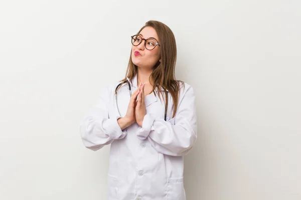 Jonge Dokter Vrouw Tegen Een Witte Muur Verzinnen Plan Gedachten — Stockfoto