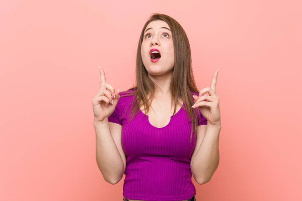 Young Hispanic Woman Pink Wall Pointing Upside Opened Mouth — Stock Photo, Image