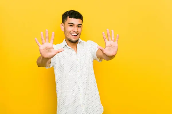 Jonge Spaanse Man Toont Nummer Tien Met Handen — Stockfoto