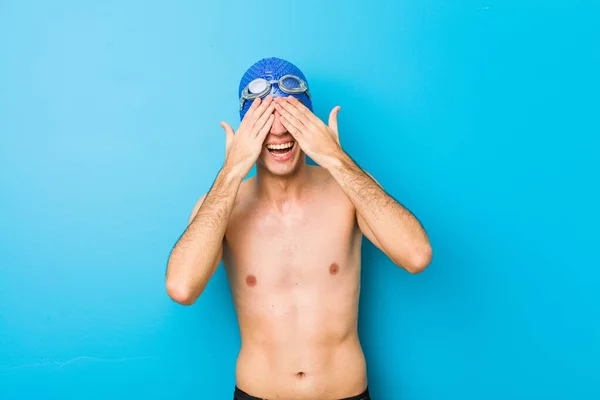 Junger Schwimmer Bedeckt Augen Mit Händen Lächelt Breit Und Wartet — Stockfoto