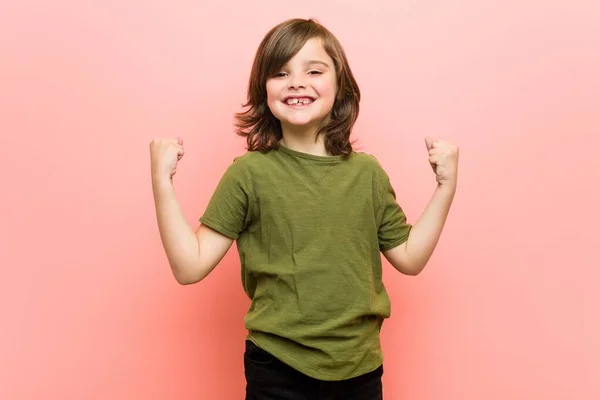 Kleine Jongen Juichen Zorgeloos Opgewonden Overwinningsconcept — Stockfoto